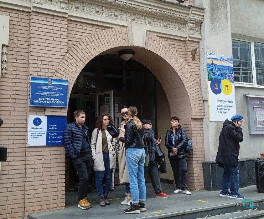 В Днепре переселенцы из Мариуполя провели митинг против проведения псевдореферендума в их городе (Фото) - рис. 4