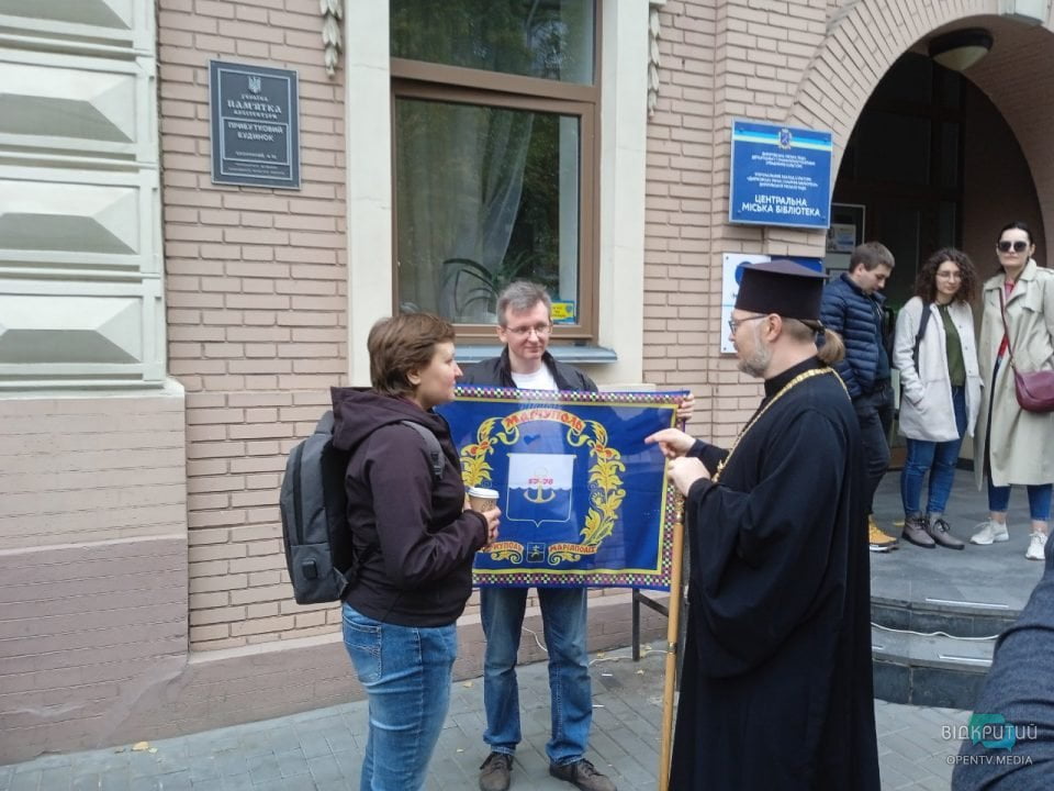В Днепре переселенцы из Мариуполя провели митинг против проведения псевдореферендума в их городе (Фото) - рис. 5