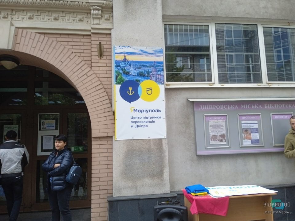 В Днепре переселенцы из Мариуполя провели митинг против проведения псевдореферендума в их городе (Фото) - рис. 2
