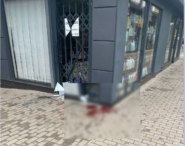 Потрапив до лікарні: у Дніпрі п'яний чоловік розбив головою вітрину магазину - рис. 1
