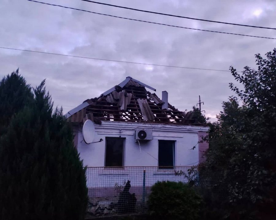 Оккупанты дважды обстреляли Никополь: в городе сильные разрушения, 3000 семей остались без света (Фото) - рис. 1