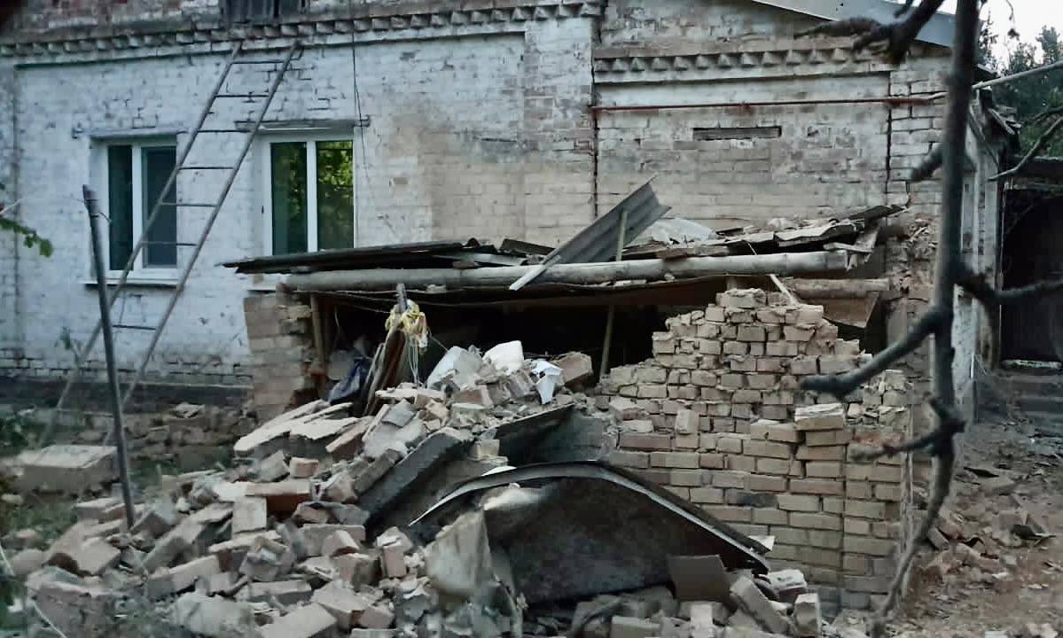 Оккупанты дважды обстреляли Никополь: в городе сильные разрушения, 3000 семей остались без света (Фото) - рис. 3