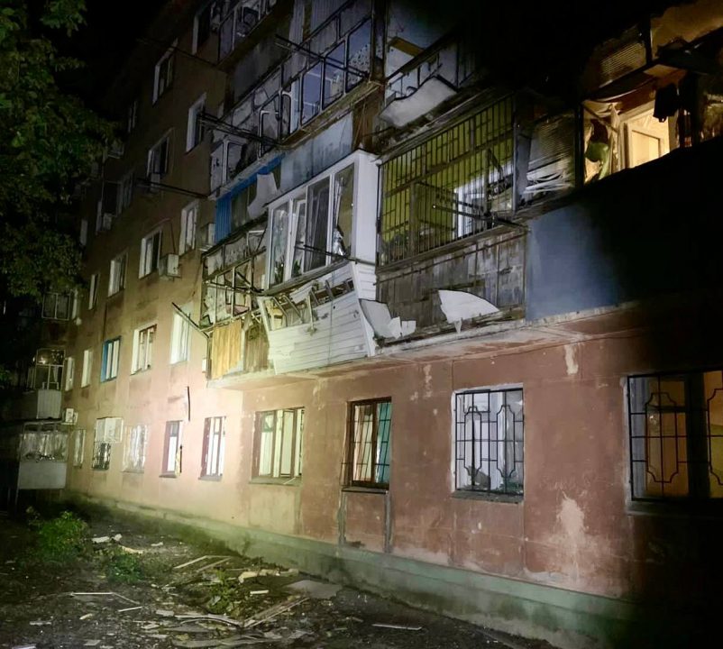 Ранены мирные жители, разрушена инфраструктура: враг минувшей ночью бил по Никопольскому району (Фото) - рис. 1