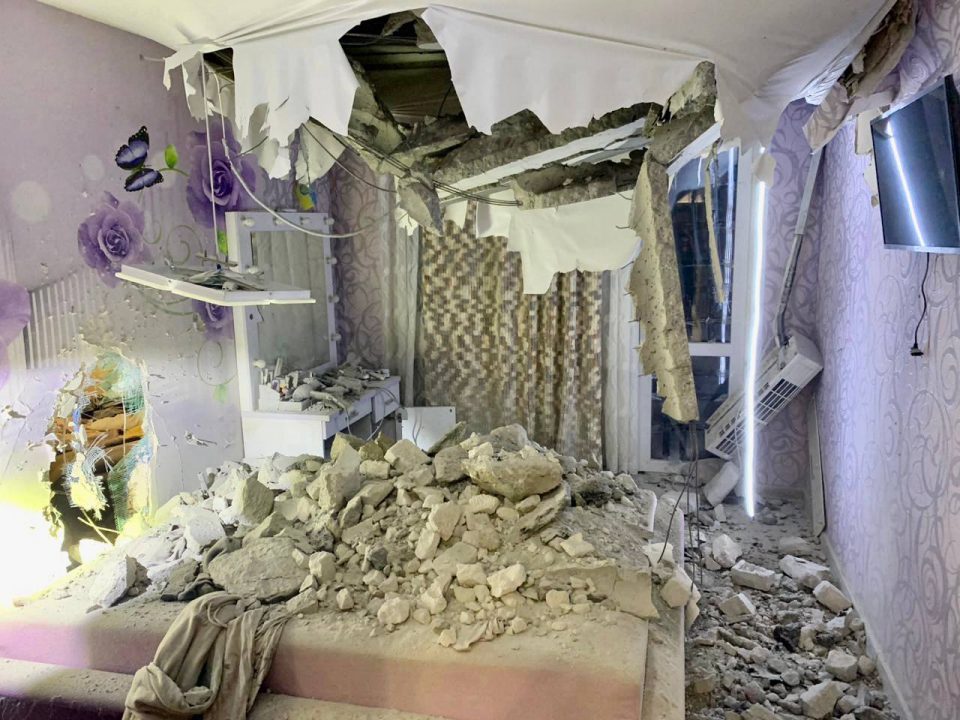 Ранены мирные жители, разрушена инфраструктура: враг минувшей ночью бил по Никопольскому району (Фото) - рис. 4