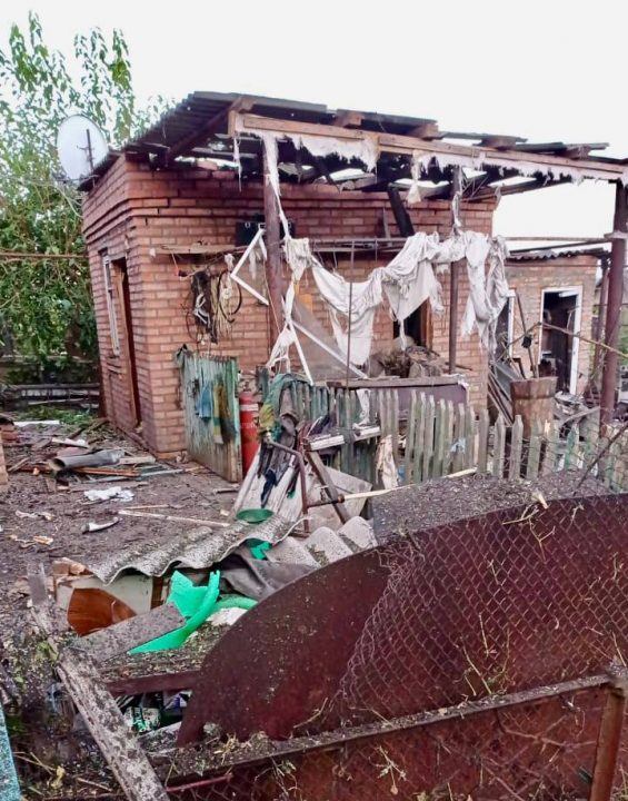 Оккупанты подвергли массовому обстрелу из РСЗО Марганец: ранены двое местных жителей (Фото) - рис. 4