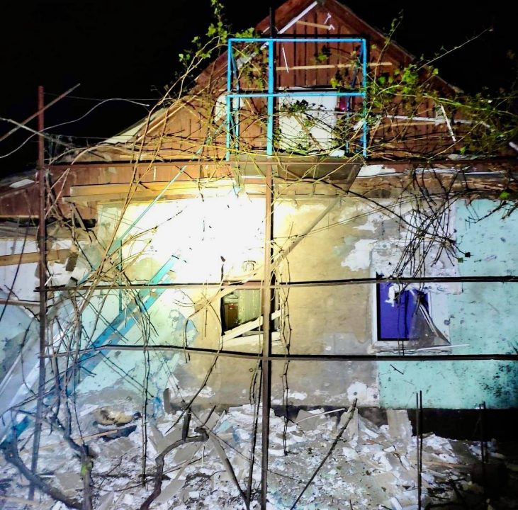 В результате обстрелов оккупантов РФ почти 8000 семей в Никополе остались без света (Фото) - рис. 1