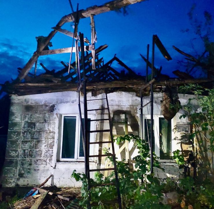 В Никопольском районе Днепропетровщины в результате ночных обстрелов разрушены дома и инфраструктура - рис. 1