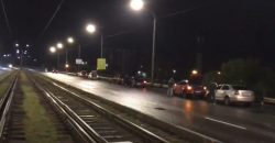 В Днепре на Кайдакском мосту водители массово пробивают колеса автомобилей (Видео) - рис. 4