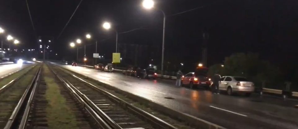 В Днепре на Кайдакском мосту водители массово пробивают колеса автомобилей (Видео) - рис. 1