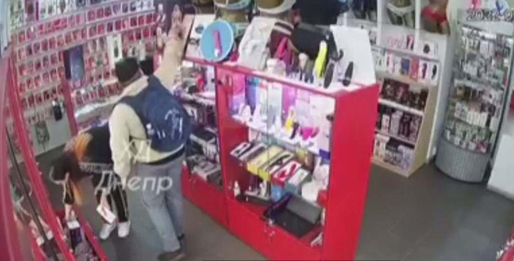 Вас знімає прихована камера: у Дніпрі чоловік поцупив іграшку у секс-шопі - рис. 2