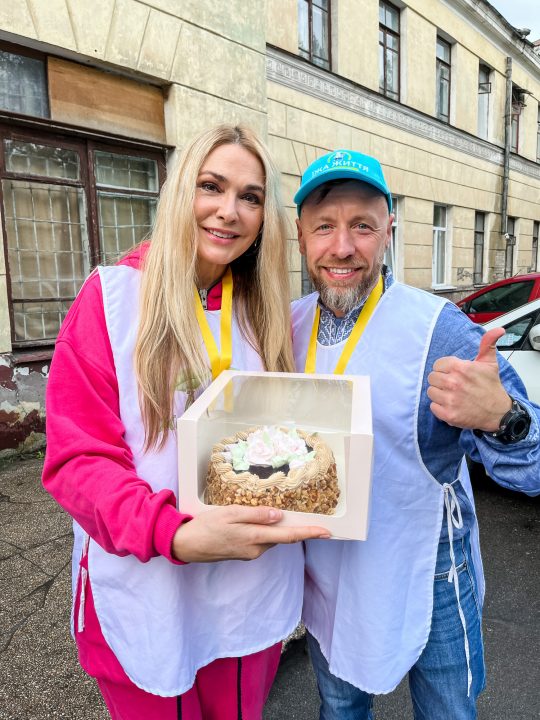 В Днепре актриса Ольга Сумская раздавала обеды нуждающимся и вынужденным переселенцам