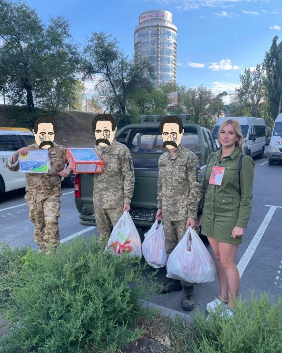 Волонтери Дніпра передали військовослужбовцям великий вантаж гуманітарної допомоги (Фото) - рис. 4