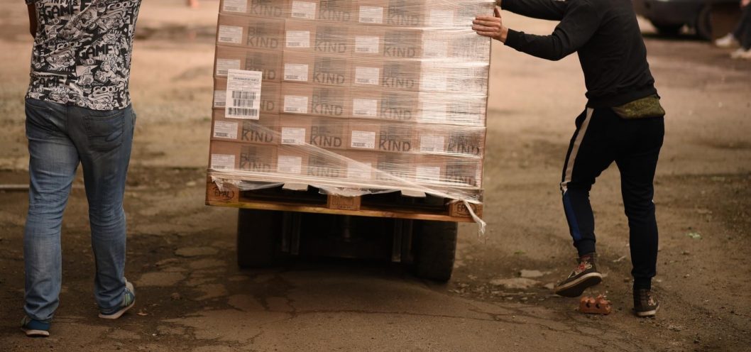 Волонтери Дніпра передали військовим одяг, подушки та ковдри (Фото) - рис. 5