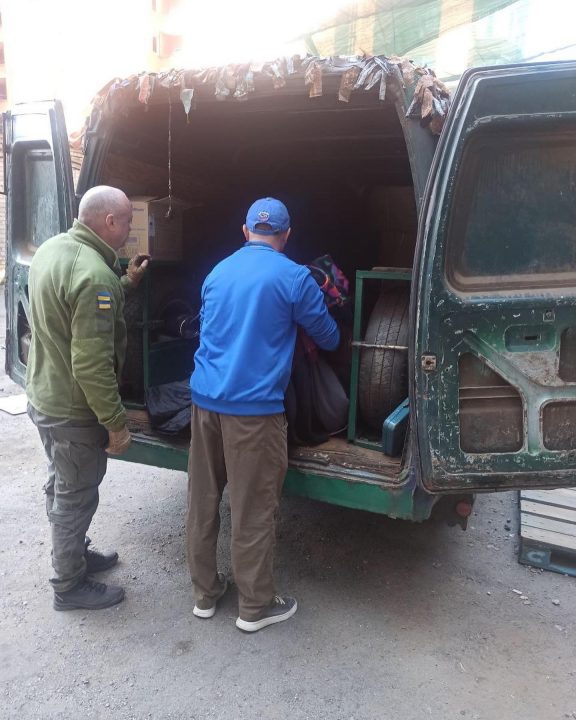 Волонтери Дніпра передали військовим одяг, подушки та ковдри (Фото) - рис. 2