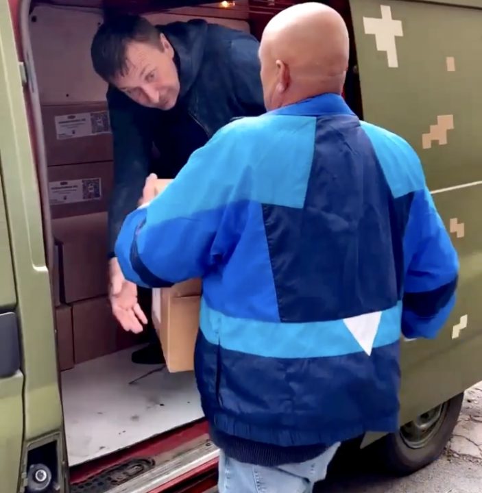 Волонтери Дніпра передали на фронт захисникам продукти, білизну та засоби гігієни (Фото) - рис. 1