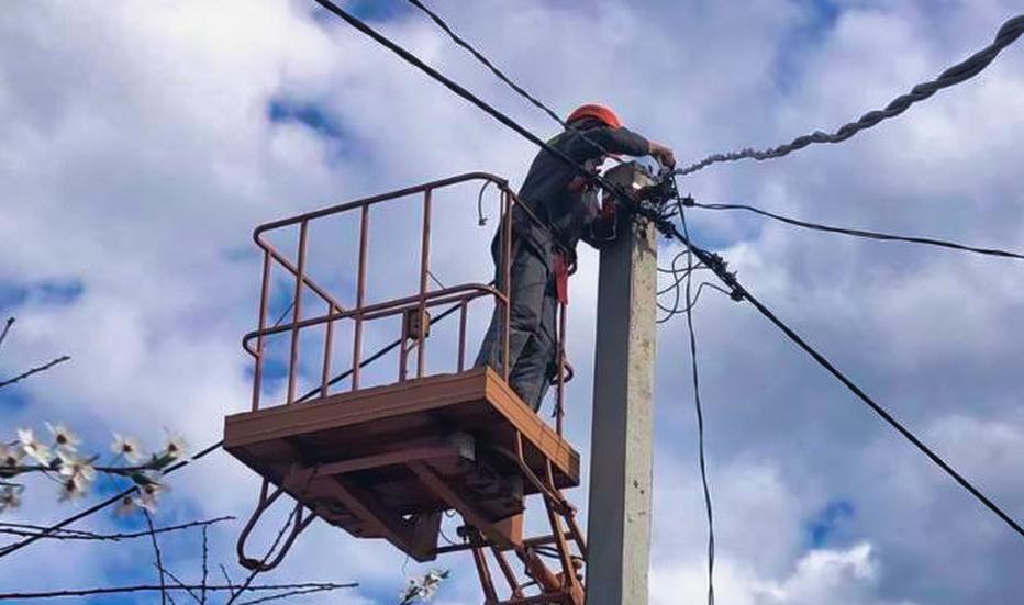 На Дніпропетровщині повернули світло у 2300 домогосподарств, які зазнали ворожих обстрілів - рис. 1