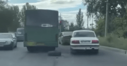 С пассажирами внутри: в Днепре у автобуса во время движения отвалилось колесо - рис. 12
