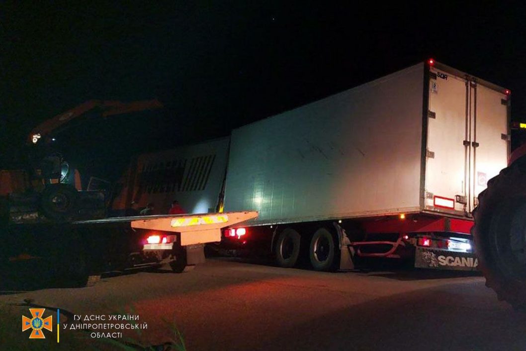 Попал в ловушку: в Днепропетровской области чрезвычайники помогли вытащить застрявший грузовик - рис. 6