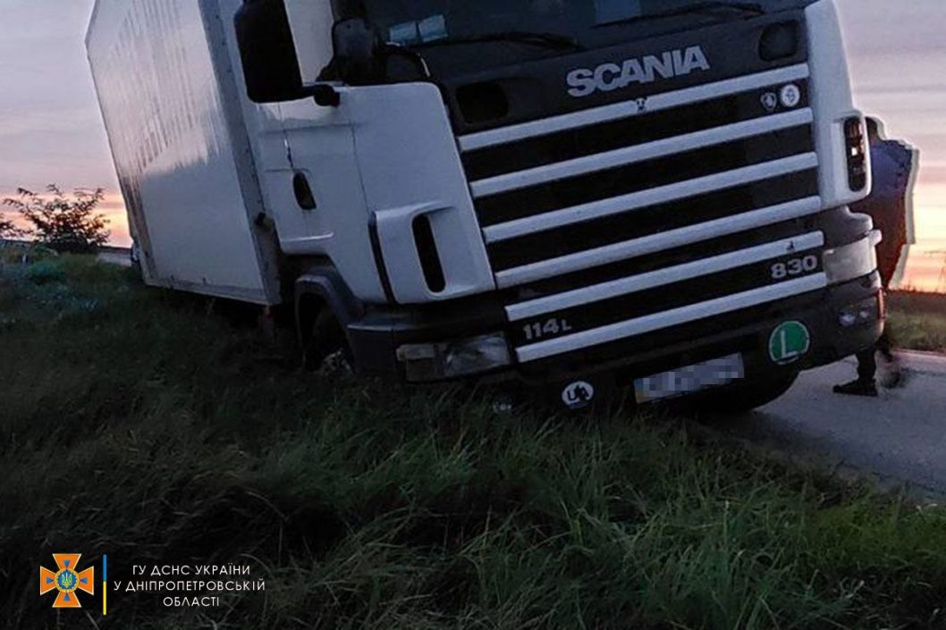 Попал в ловушку: в Днепропетровской области чрезвычайники помогли вытащить застрявший грузовик - рис. 1