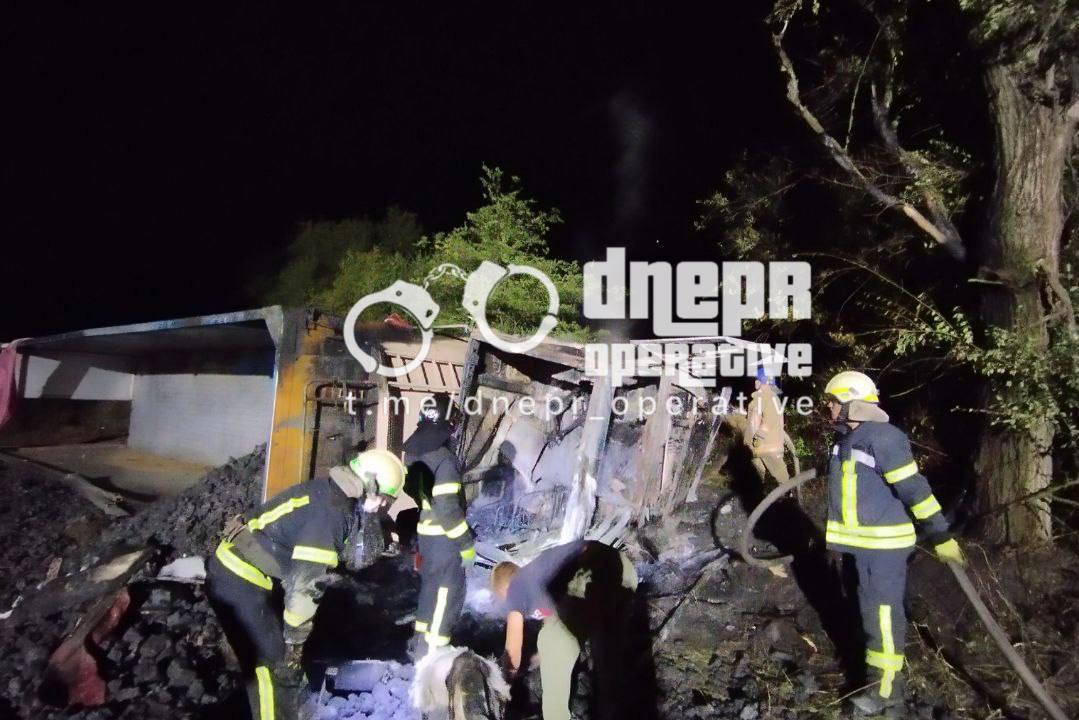 Спасатели гасили пожар: на трассе Днепр-Кривой Рог произошла авария - рис. 2