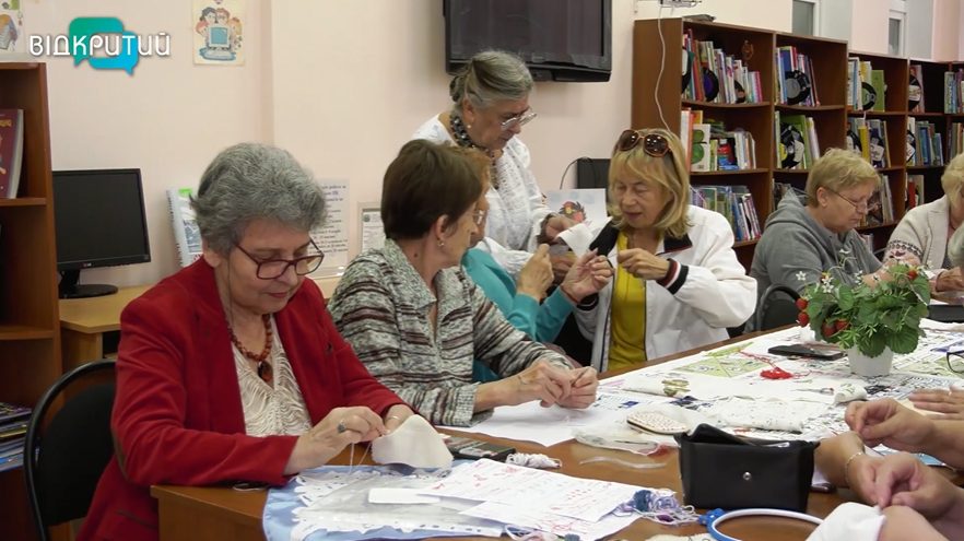 В Днепре для слушателей «Университета третьего возраста» провели мастер-класс по греческой вышивке - рис. 1