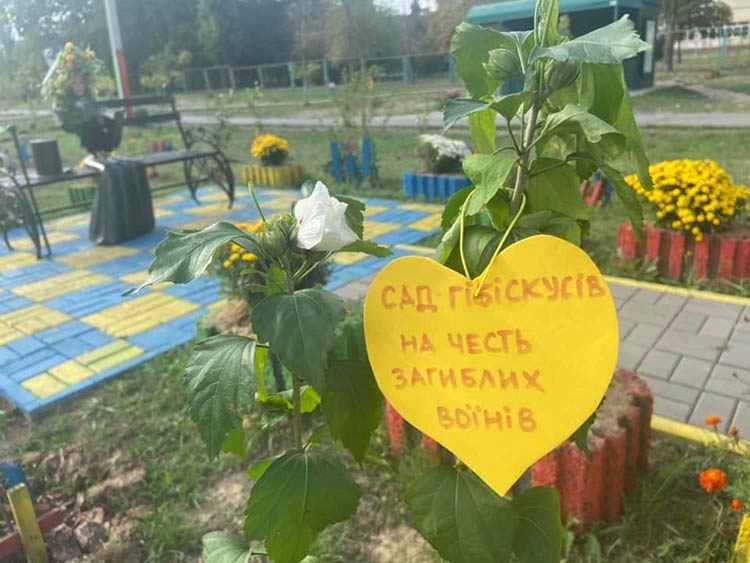 В Кривом Роге в честь погибших защитников высадили цветы (Фото) - рис. 1