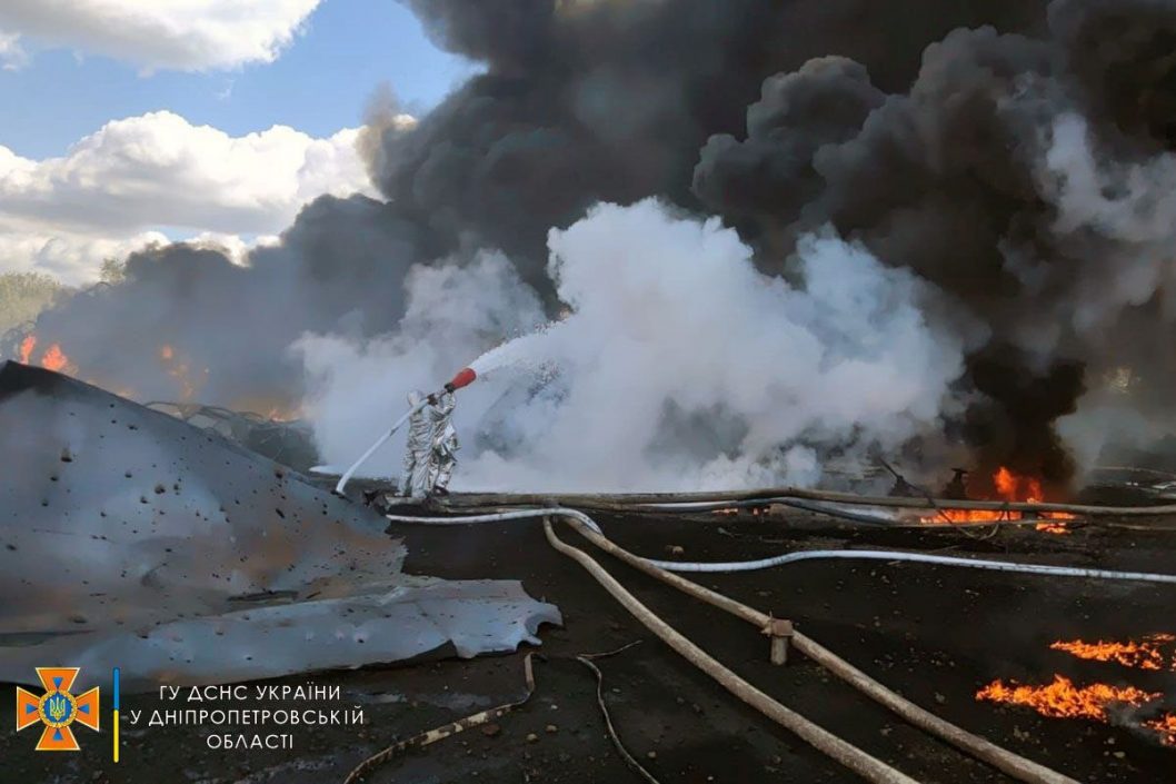 В Кривом Роге спасатели ликвидировали пожар на нефтебазе, который произошел в результате ракетного удара - рис. 5