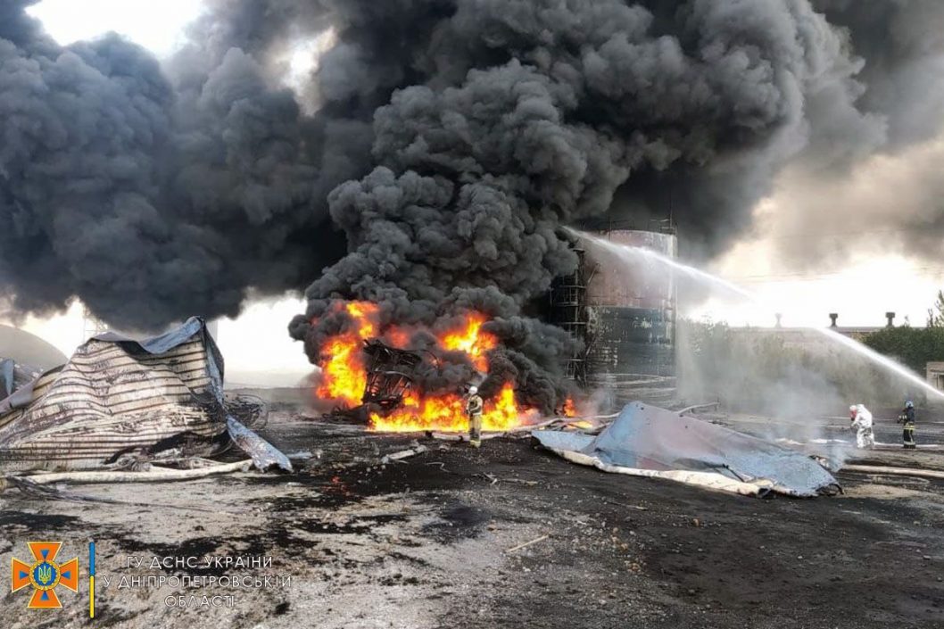 В Кривом Роге спасатели ликвидировали пожар на нефтебазе, который произошел в результате ракетного удара - рис. 4