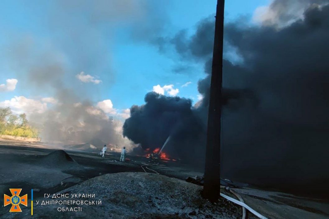 В Кривом Роге спасатели ликвидировали пожар на нефтебазе, который произошел в результате ракетного удара - рис. 3
