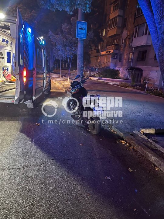 У Дніпрі на проспекті Гагаріна автівка зіткнулася з мотоциклом: водій втік з місця ДТП - рис. 1