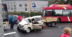 Смертельное ДТП в Днепре: водитель ВАЗ выехал на встречную полосу и врезался в троллейбус - рис. 15