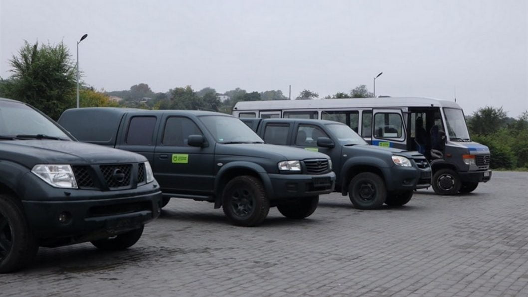 Міська влада Дніпра передала військовим ЗСУ ще чотири автівки - рис. 1