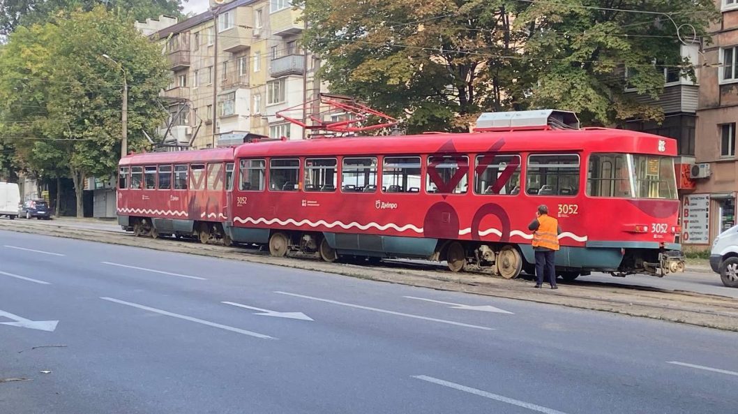 У Дніпрі на проспекті Богдана Хмельницького трамвай зійшов з рейок - рис. 1