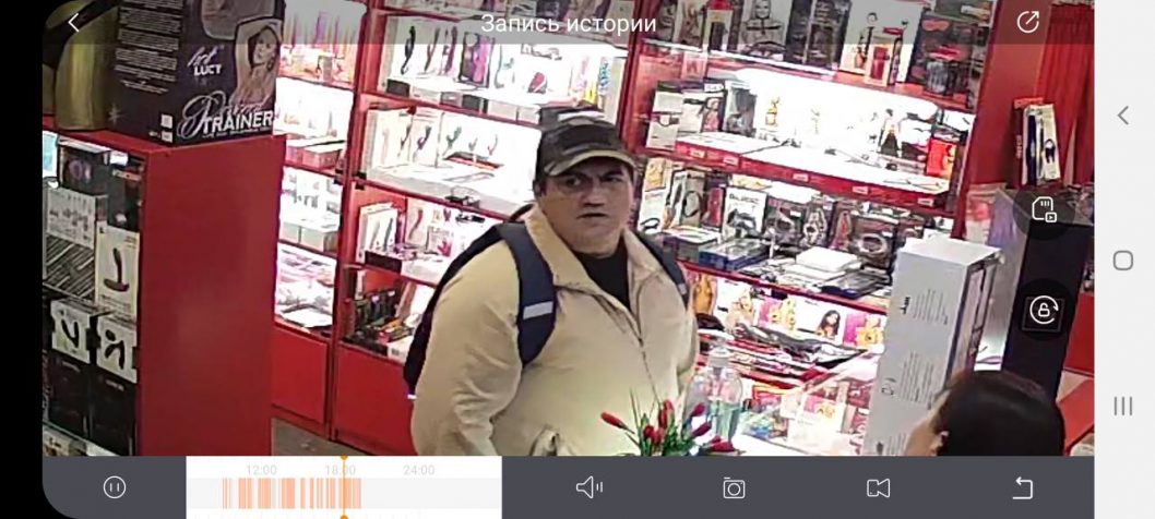 Вас знімає прихована камера: у Дніпрі чоловік поцупив іграшку у секс-шопі - рис. 1