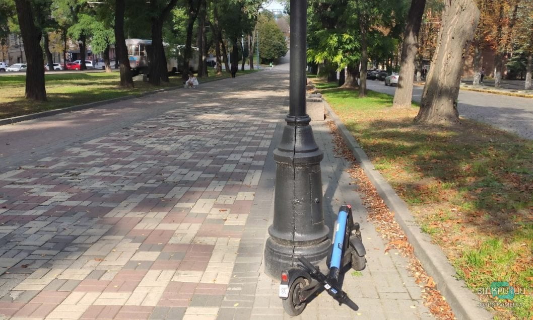 В Днепре на проспекте Яворницкого хулиганы сломали прокатный самокат