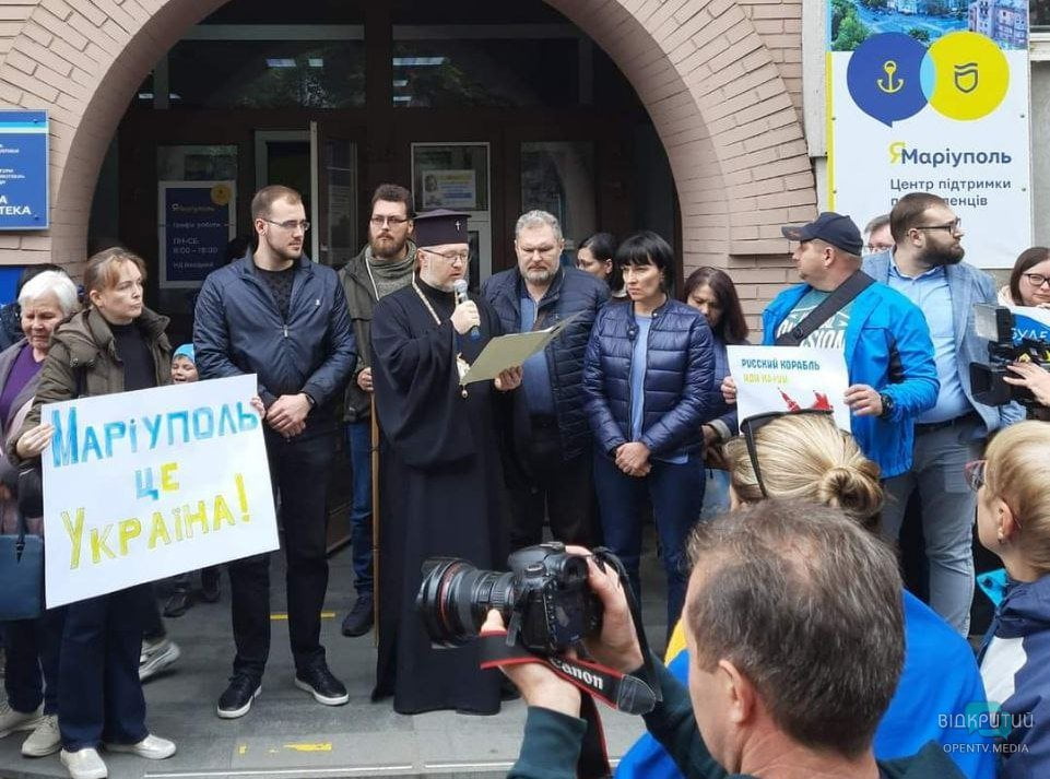 В Днепре переселенцы из Мариуполя провели митинг против проведения псевдореферендума в их городе (Фото) - рис. 1