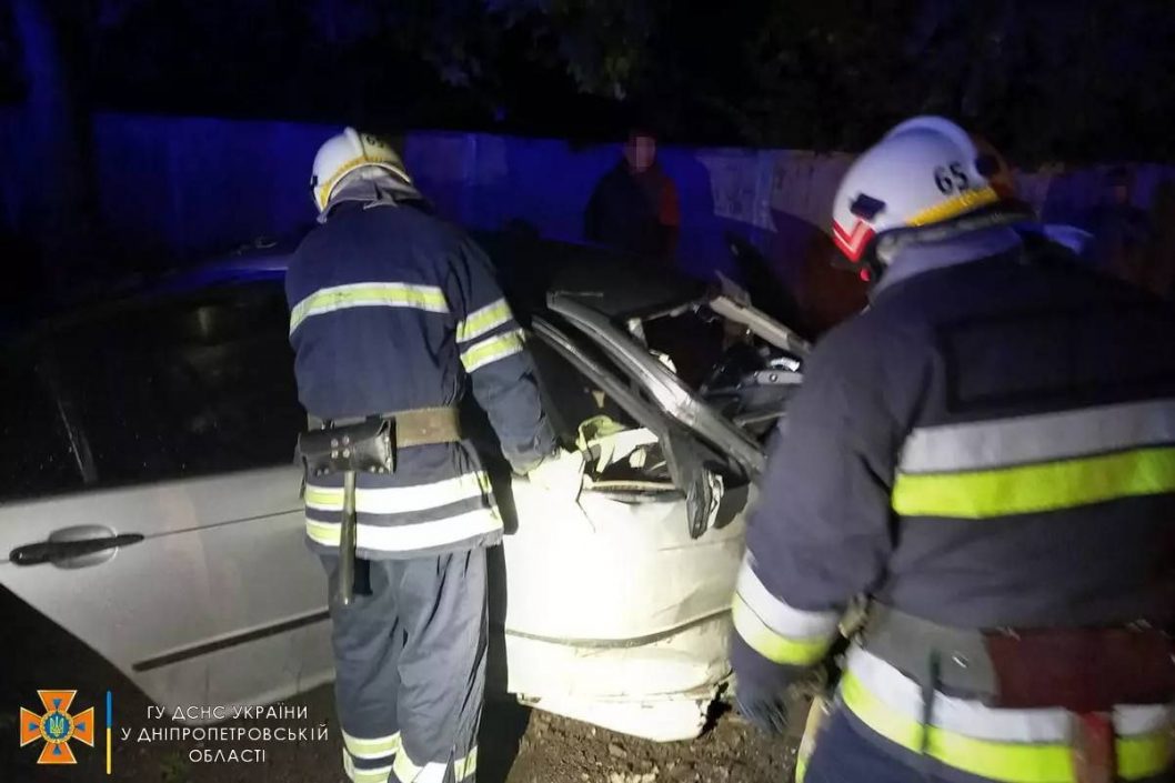 На Дніпропетровщині 20-річний водій BMW врізався в дерево: є постраждалі (Відео) - рис. 2