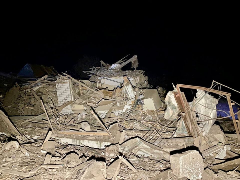 Погибшие и раненые дети, десятки изуродованных домов: последствия ночных ракетных ударов по жилым кварталам Днепра - рис. 1