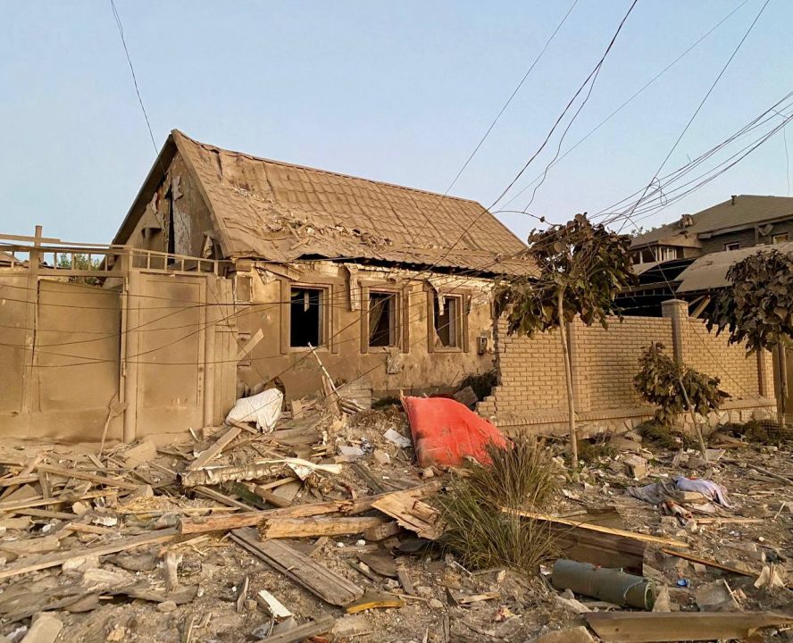 Погибшие и раненые дети, десятки изуродованных домов: последствия ночных ракетных ударов по жилым кварталам Днепра - рис. 3