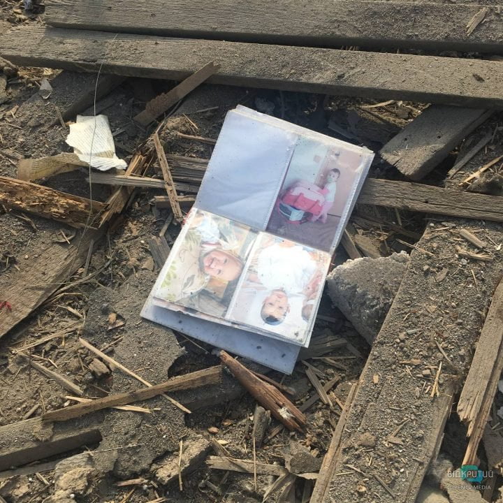 Десятиметровые воронки и остатки детского фотоальбома: последствия ночного ракетного удара по блошиному рынку в Днепре - рис. 7