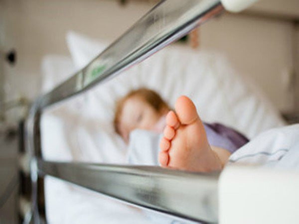 На Дніпропетровщині 4-річний хлопчик вистрілив у молодшого братика: як себе почуває поранена дитина - рис. 1