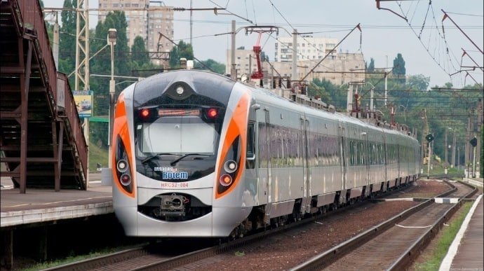 Через Дніпропетровщину: «Укрзалізниця» призначила щоденний додатковий нічний швидкий поїзд - рис. 1