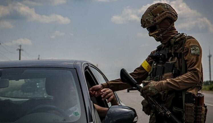 Чоловікам можуть дозволити виїжджати з України - рис. 1