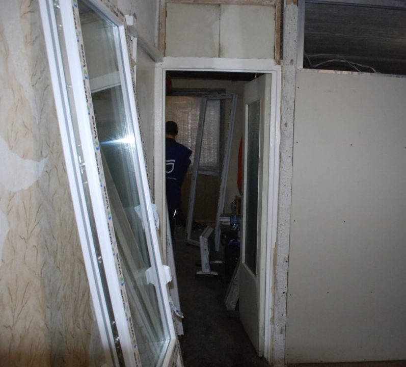 У Дніпрі продовжують ремонтувати багатоквартирні будинки, постраждалі від ракетного удару  - рис. 3
