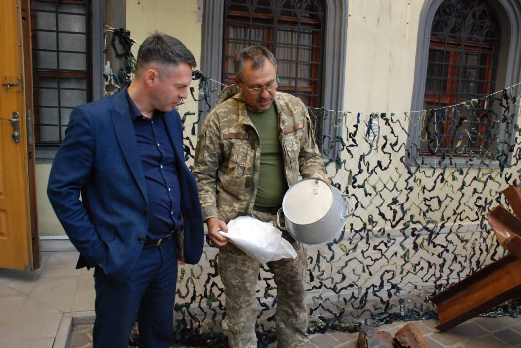 У Музеї історії Дніпра відкрили символічну виставку “Маріуполь. Укриття” - рис. 4