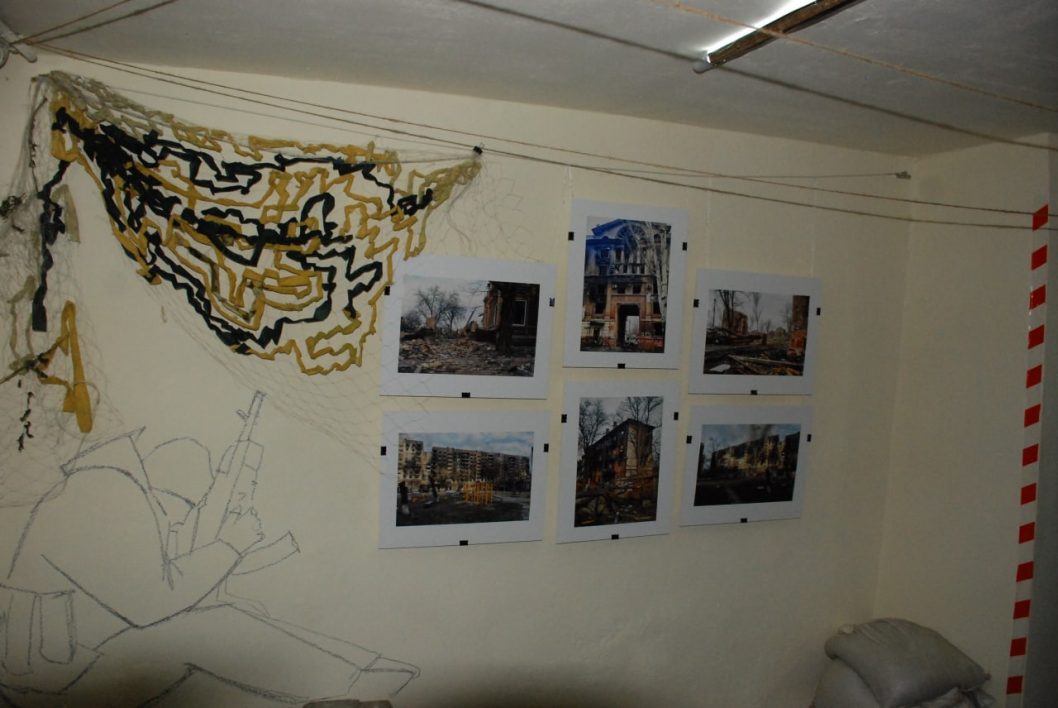 У Музеї історії Дніпра відкрили символічну виставку “Маріуполь. Укриття” - рис. 7