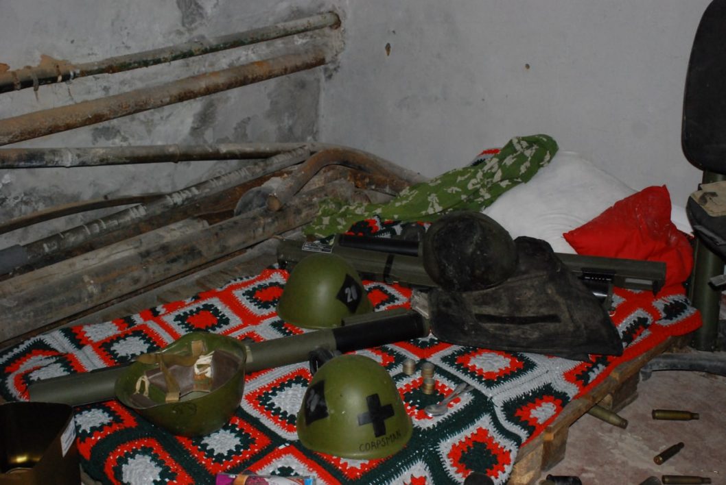 У Музеї історії Дніпра відкрили символічну виставку “Маріуполь. Укриття” - рис. 9