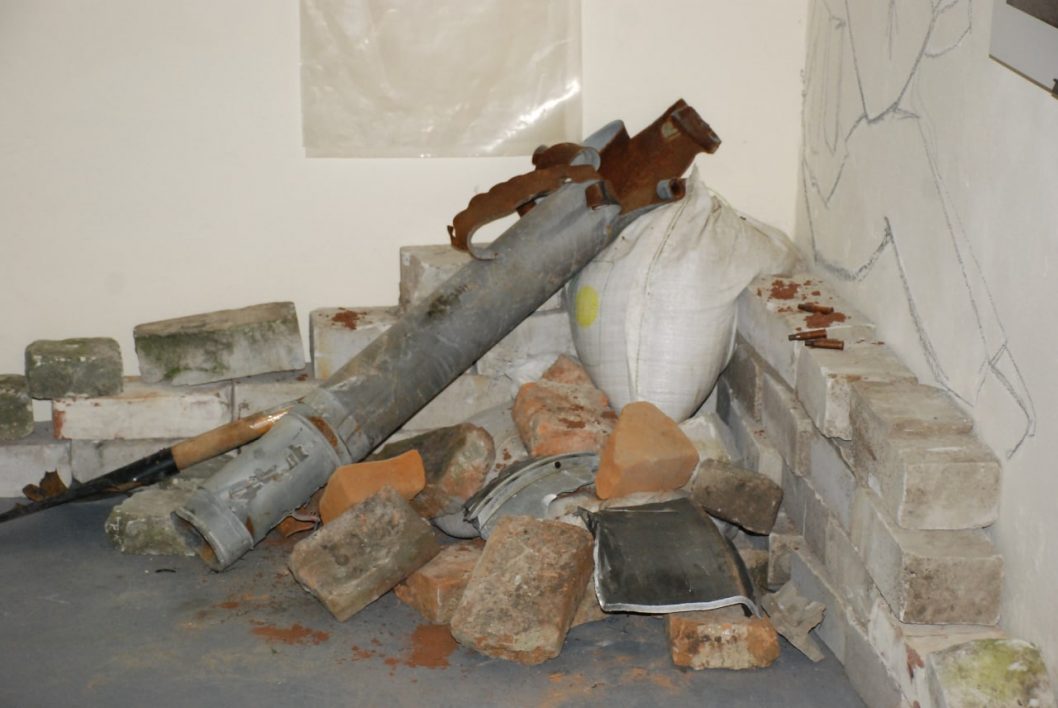 У Музеї історії Дніпра відкрили символічну виставку “Маріуполь. Укриття” - рис. 10