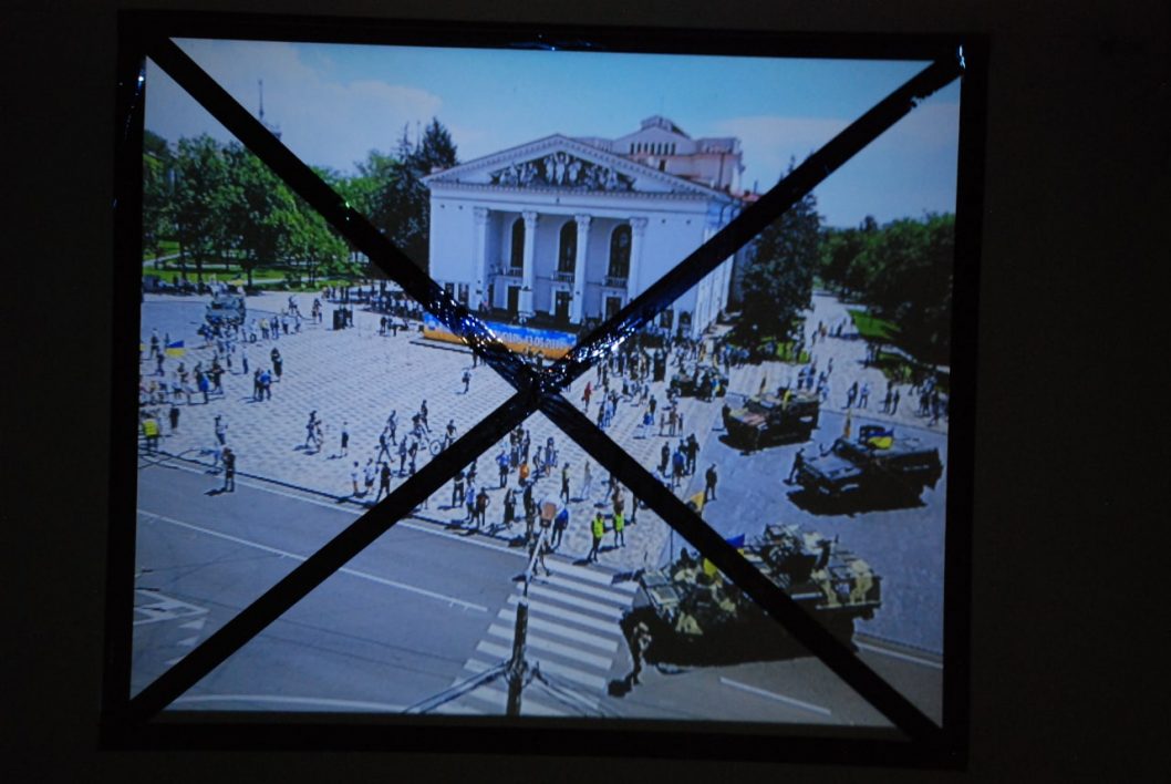 У Музеї історії Дніпра відкрили символічну виставку “Маріуполь. Укриття” - рис. 11