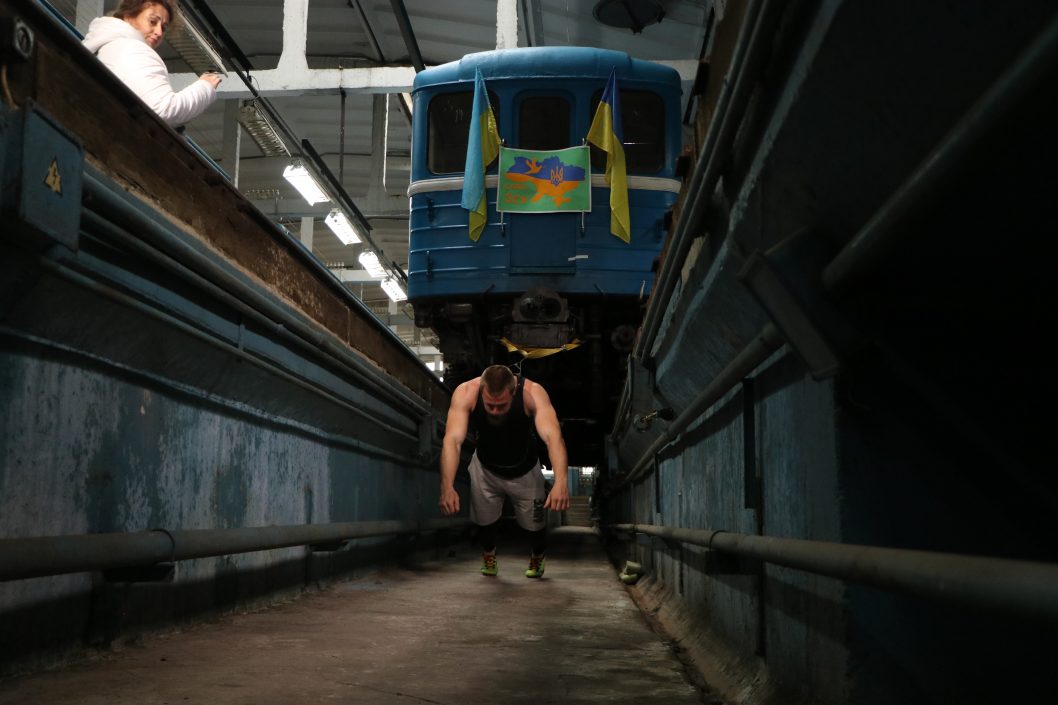 Рекорд Гіннеса та України на підтримку ЗСУ: дніпрянин протягнув на тросі, прикріпленому до шиї, вагон метрополітену - рис. 1